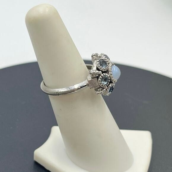 Avon‎ Vintage 1974 Blue Glass Crystal Moonglow Magic Cluster Flower Ring ADJ 5.5 - Picture 2 of 8